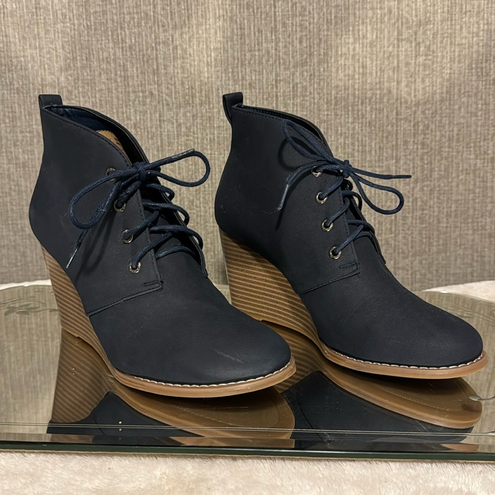 Like new Navy Nautica Wedge Boots.